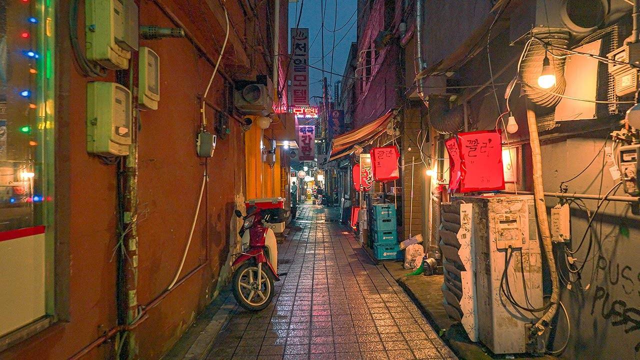 Gloomy Seoul Night Walk 🌧️ ｜ Along Seongbukcheon’s Wet Paths