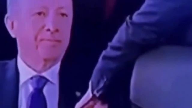 Эрдоган схватил Макрона за палец