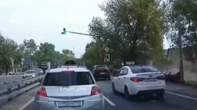 Вчера на Варшавском шоссе в селе Ознобишино, что в Новой Москве, водитель грузовика спустился с п...