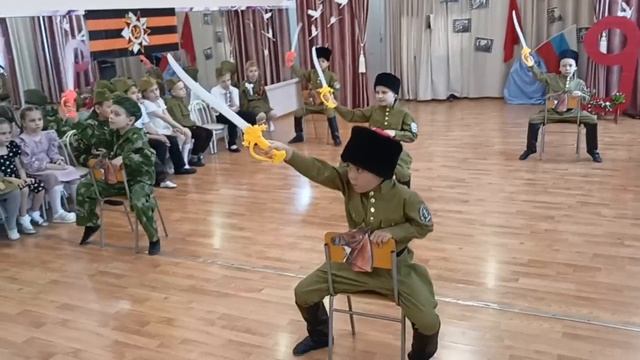 Едут по Берлину наши казаки