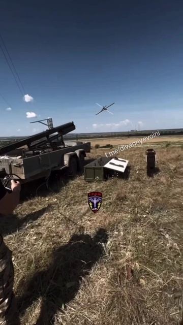 Запуск барражирующих боеприпасов «Ланцет» с мобильных пусковых установок, а также изнутри здания...