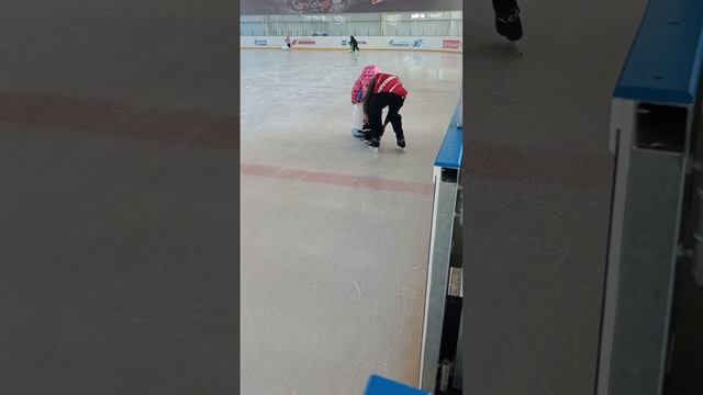 учимся кататься на коньках 😀