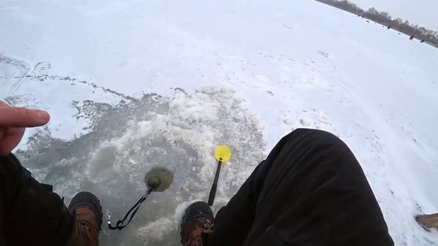 РЫБАЛКА В ГЛУШИ. ДИКИЙ РУЧЕЙ. Клёв такой что не успеваю опускать... но пришлось уехать _((