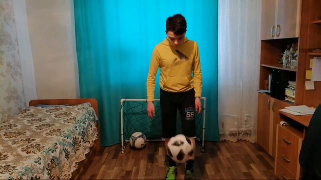 КАК НАБИВАТЬ МЯЧ ПРАВИЛЬНО! Обучение чеканки.