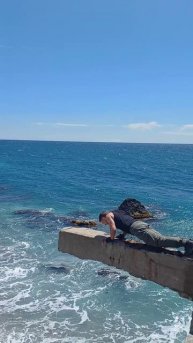 Отжимания в необычном месте