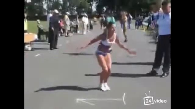 Нереальные прыжки на скакалке Очень крутая девочка