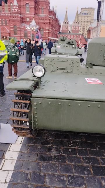 Легкий танк Т-38 стоит как а параде.