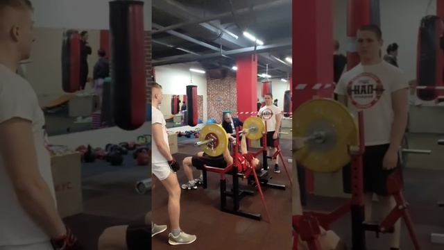 Русский Жим. 55 кг. на 52 повторения.