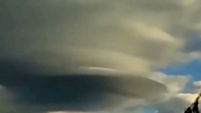 Ничего необычного, просто тарелка, размером с небольшой город прямо в небе.