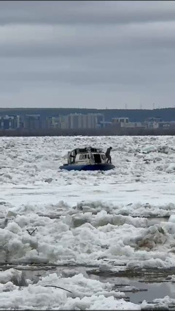 Катер на воздушной подушке застрял