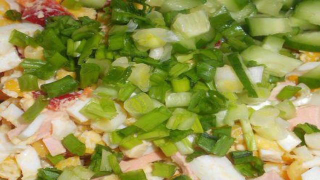 Салат с колбасой и кукурузой