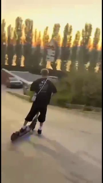 На электро самокате