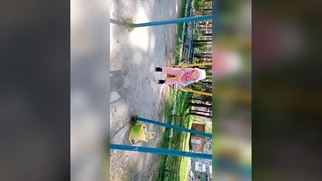 Мои дети на прогулке учатся снимать видео.