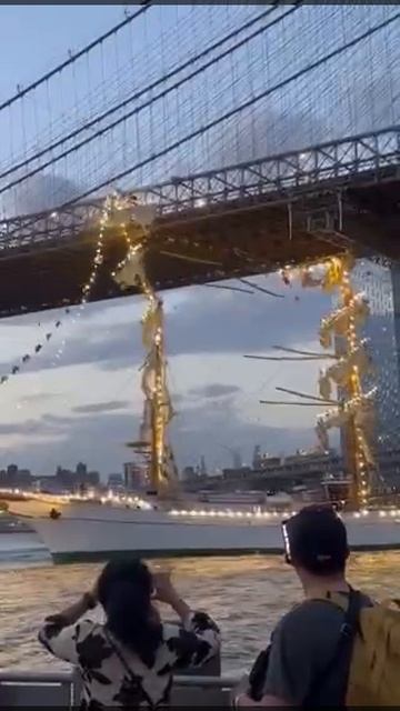 Мексиканский парусник врезался в Бруклинский мост в Нью-Йорке. 2 человека погибли.