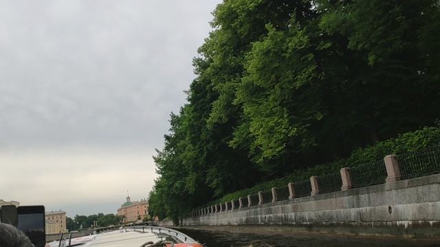По реке Неве в Питере!)