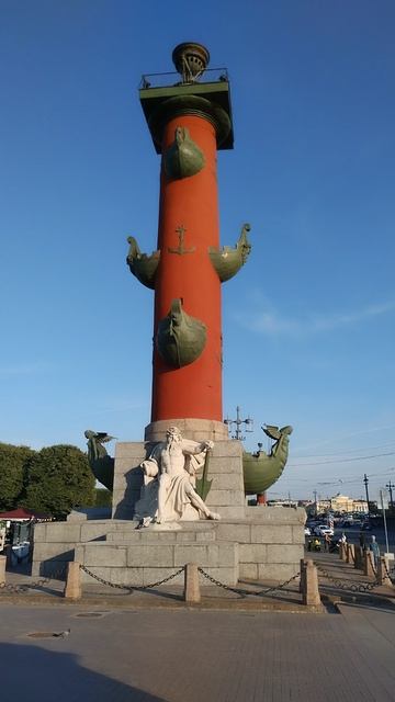 Ростральная колонна, Петербург. 25 июля 2024.