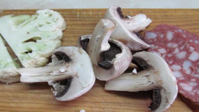 Пшенная каша с колбасками грибами и цветной капустой
