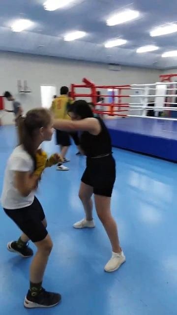 Лиза и Анастасия, отработка в парах. #спорт #бокс