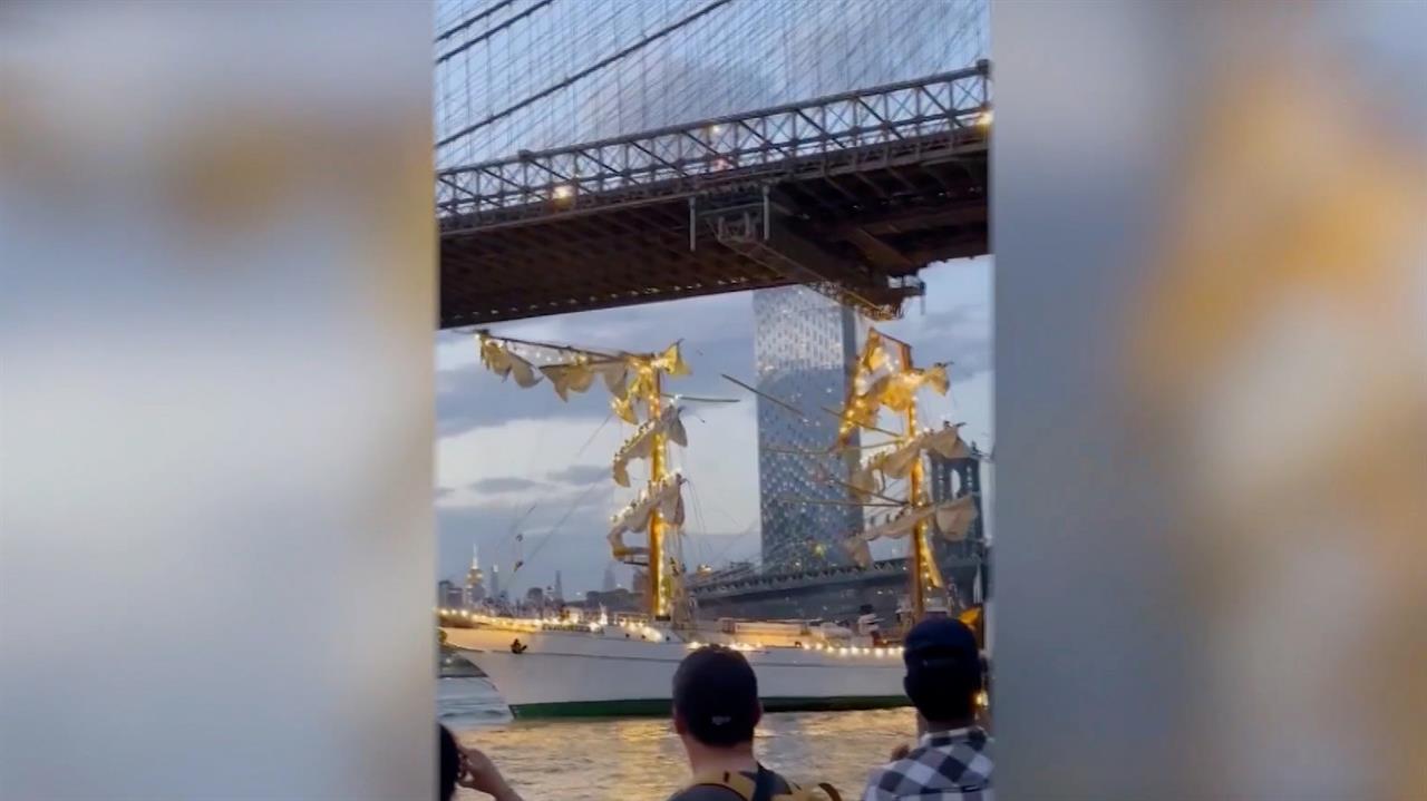 Парусник ВМС Мексики врезался в Бруклинский мост в Нью-Йорке: видео
