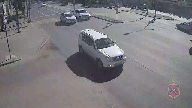 Nissan протаранил в центре Волгограда трактор: кувырок попал на видео