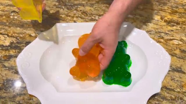 Лайк Настя с подругой лепят фигурки животных из овощей и фруктов