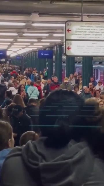 ❗Большая толпа людей в метро Киева— сейчас работа станций парализована из-за тревоги