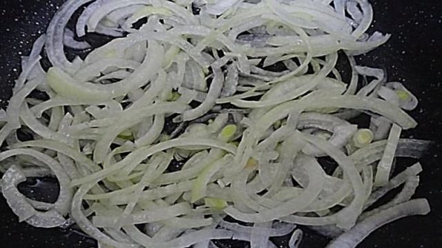Хек под шубой на сковороде