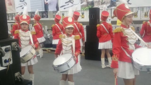 Гренадёры в Леруа Мерлен