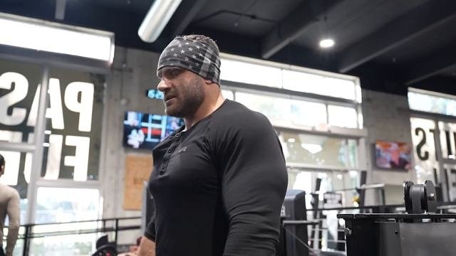 Бицепс бедра. Новый зал Elev8tion Fitness.