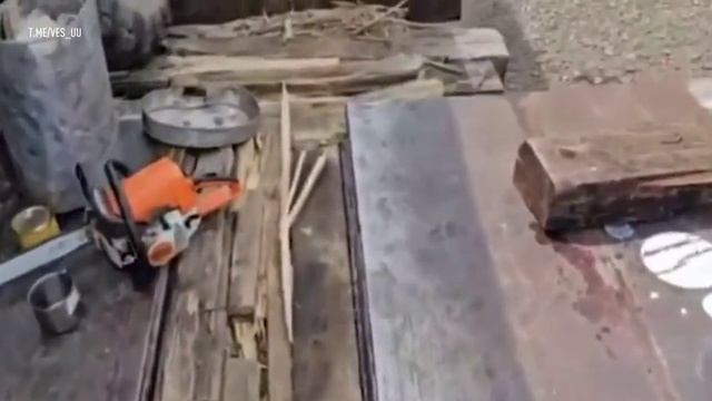Грузовик повис на "самом опасном мосту в России" в Бурятии