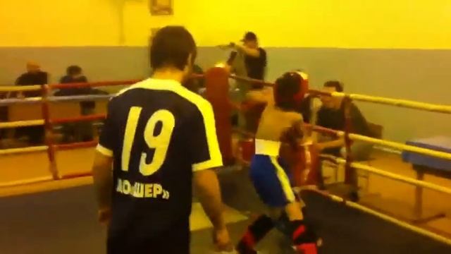 3 раунд 1 бой  выйграл всмних шортах в обоих боях