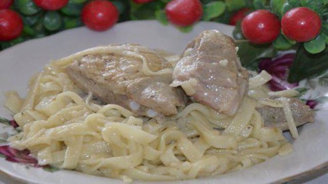 Свиные ребра с лапшой
