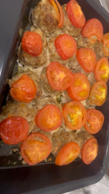 Мясные ёжики с помидором