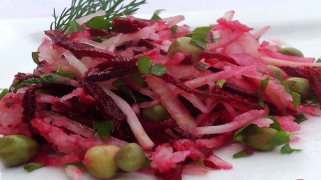 Салат из редьки,свеклы и зеленого горошка
