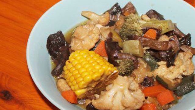 Рагу из овощей грибов и кукурузы на сковороде