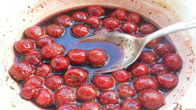 Куриные бедрышки под вишневым соусом