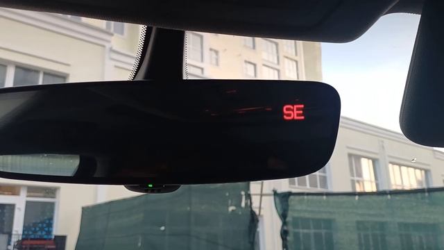 Что означают буквы на зеркале заднего вида? Оказывает?