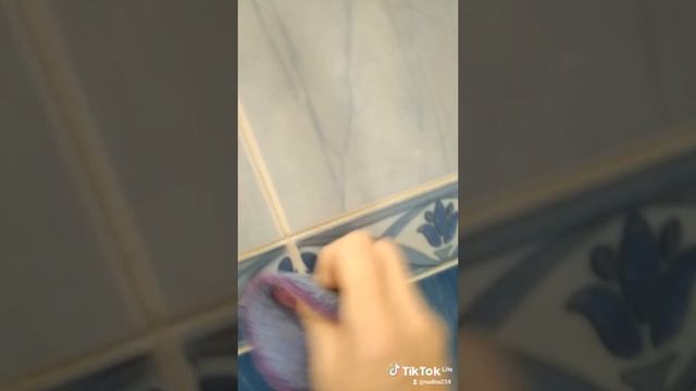 Отмыть швы в ванной быстро и без химии