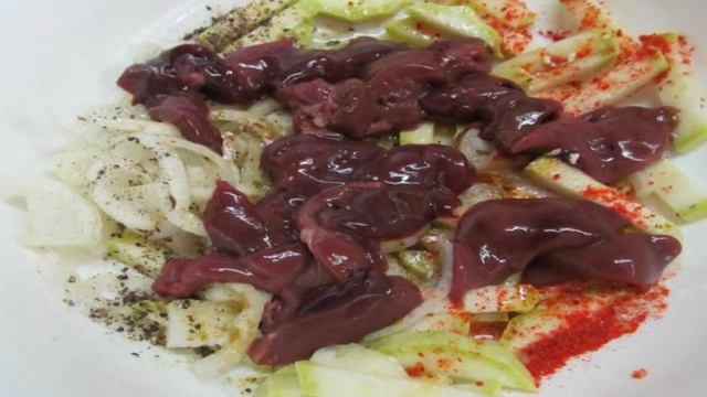 Куриная печень с кабачком и гречкой