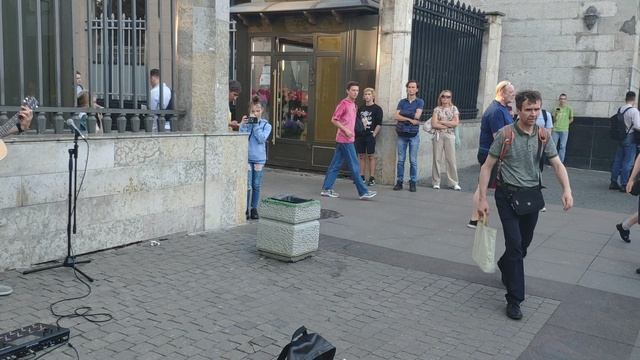 поют возле метро Чернышевская Петербург