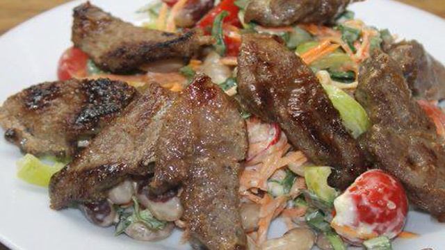 Салат с маринованной утиной грудкой и корейской морковью