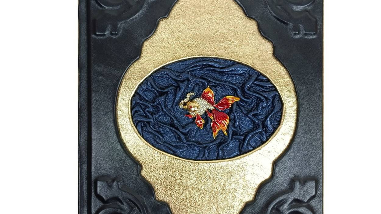 Сказки Пушкина в кожаном переплете на китайском языке