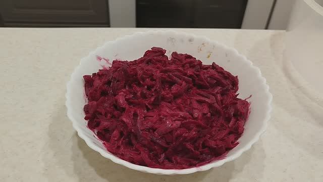 САЛАТ ИЗ ТРЕХ ИНГРИДИЕНТОВ, ОДИН ИЗ КОТОРЫХ МАЙОНЕЗ. БЫСТРО ПРОСТО И ВКУСНО