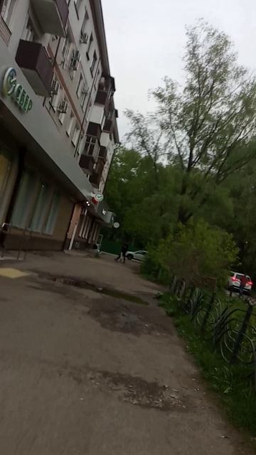 яма прямо перед сбербанком