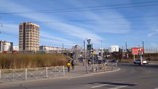 Маневровый тепловоз едет по путепроводу через Выборгское шоссе