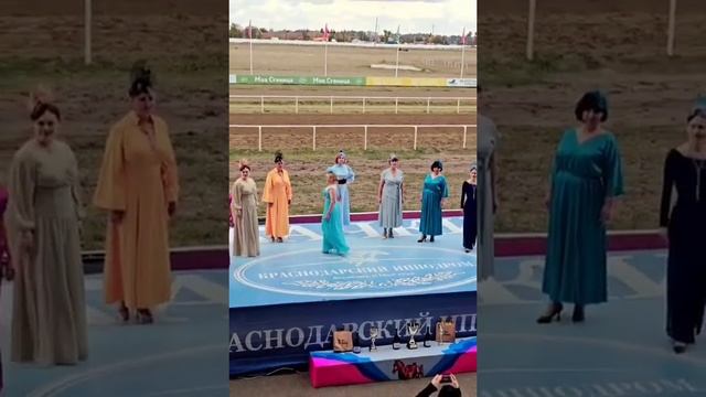 показ вечерних платьев на закрытии скакового сезона