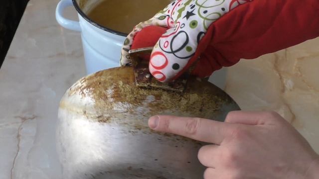 Способ, с помощью которого можно очистить казан, сковороду от нагара, жира, грязи.