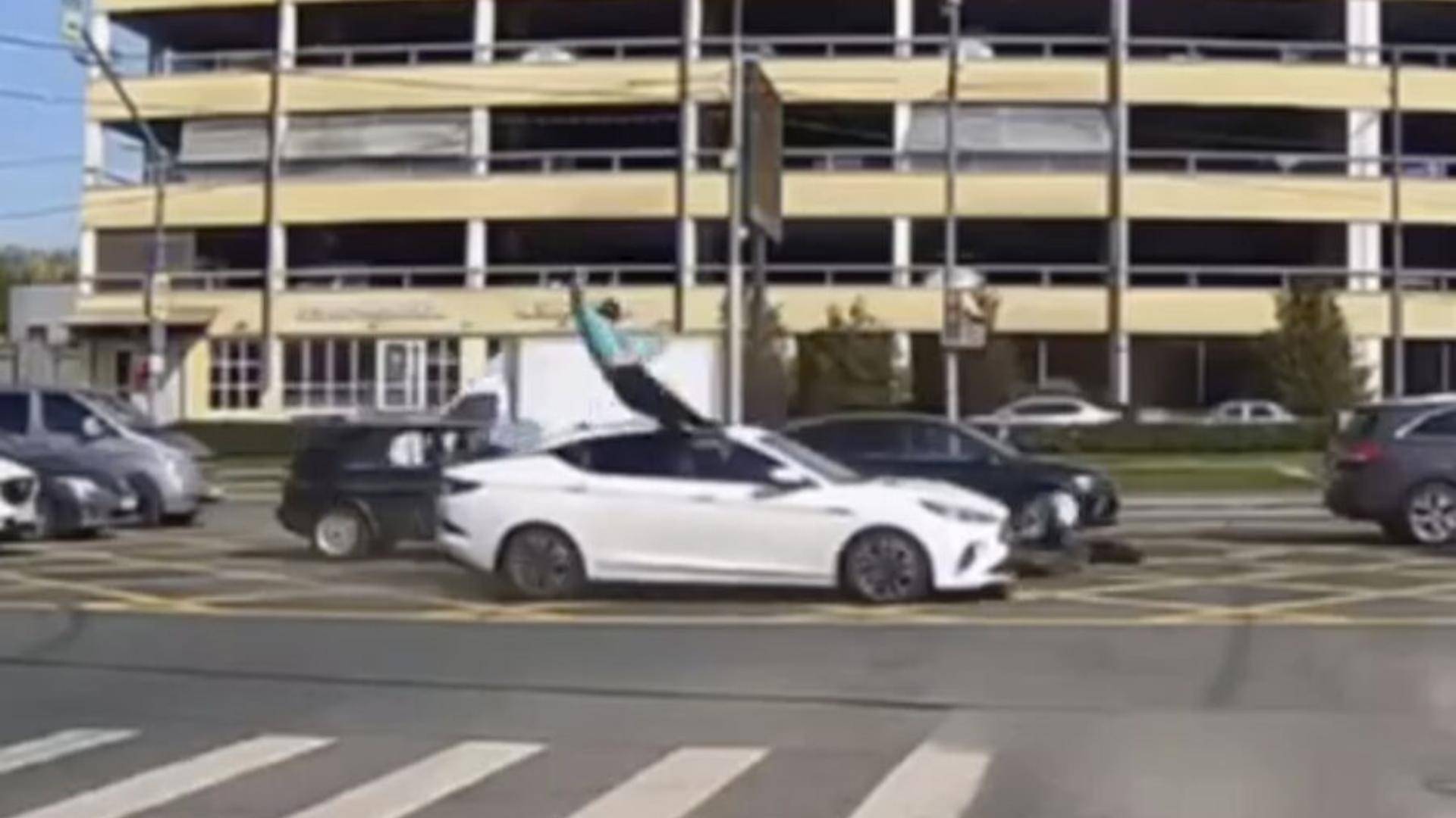 как в Москве курьер взлетел в воздух после наезда автомобиля