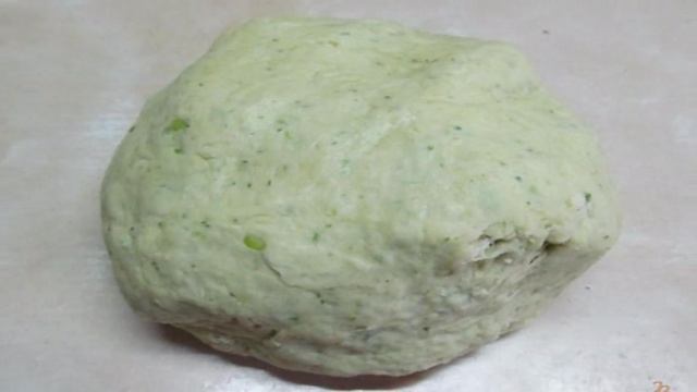 Открытый пирог с фаршем и помидором