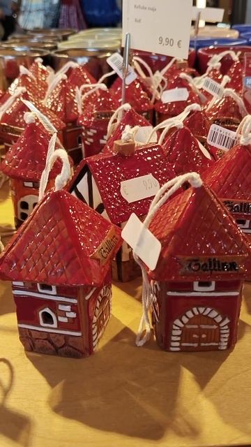 Сувенирные домики в аэропорту Таллина, Эстония